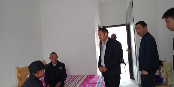镇巴县碾子镇扎实组织五保老人入住敬老院赢得群众点赞