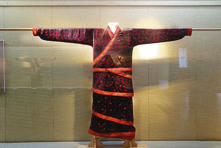 新年的文艺大餐——“汉家衣裳”汉代服饰艺术再现展在我市举办 - 社会新闻 - 汉中市人民政府